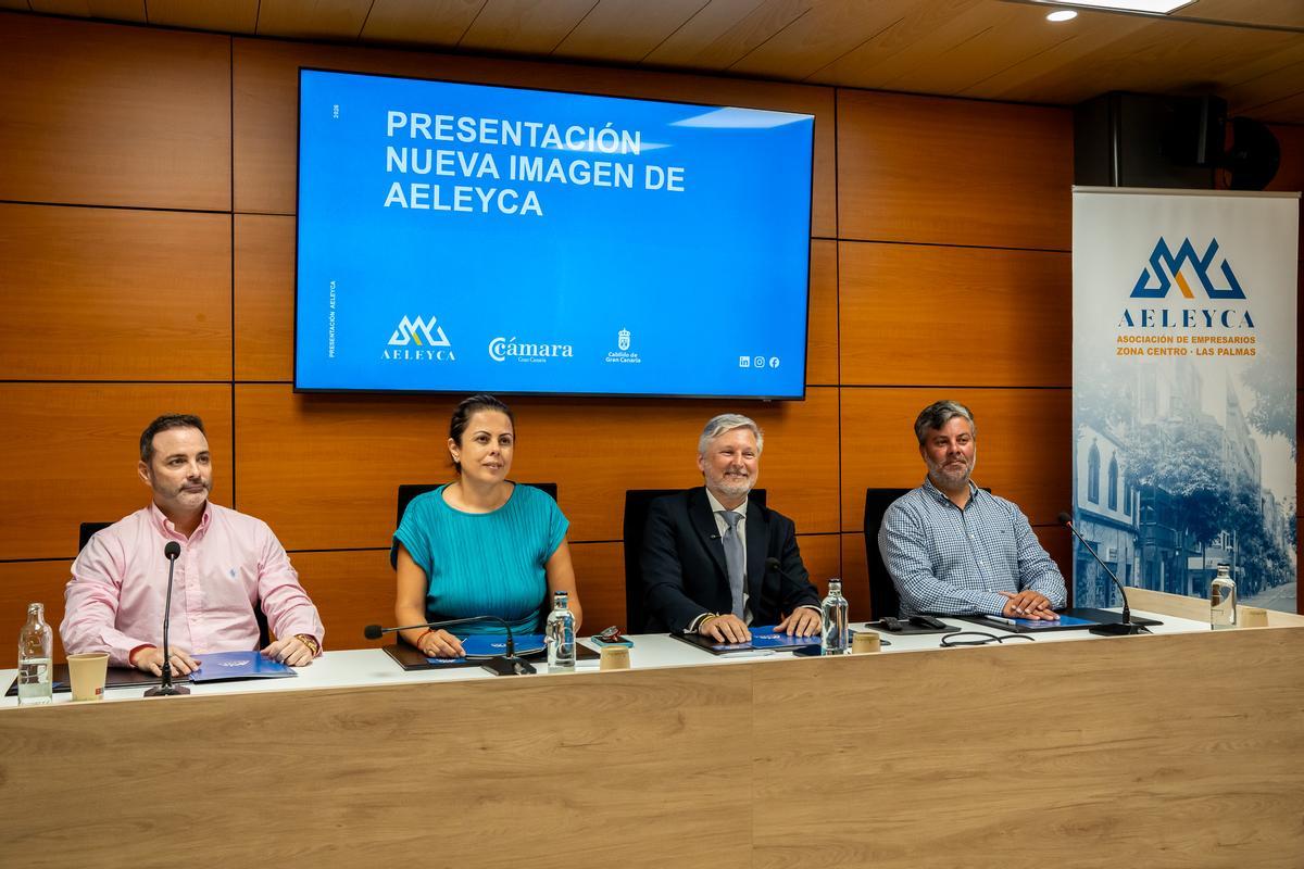 Desde la izquierda: Héctor Calderón, presidente de Aeleyca; Minerva Alonso, consejera de Desarrollo Económico,cio y Artesanía del Cabildo de Gran Canaria; Ramón Redondo, director del Departamento de Comercio Interior y Empleo de la Cámara Oficial de Comercio, Industria, Servicios y Navegación de Gran Canaria; Antonio Rebollo, gerente de Aeleyca.