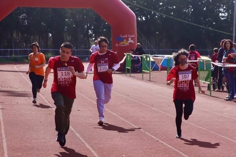 La primera cursa adaptada de la Run Castell triomfa amb èxit de participants