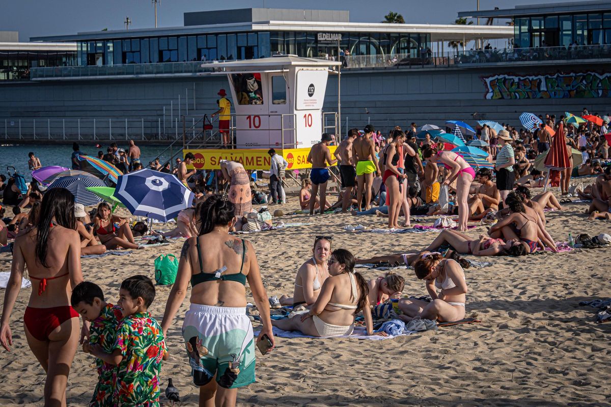 Barcelona recupera el ritmo normal en sus playas después de la verbena de Sant Joan