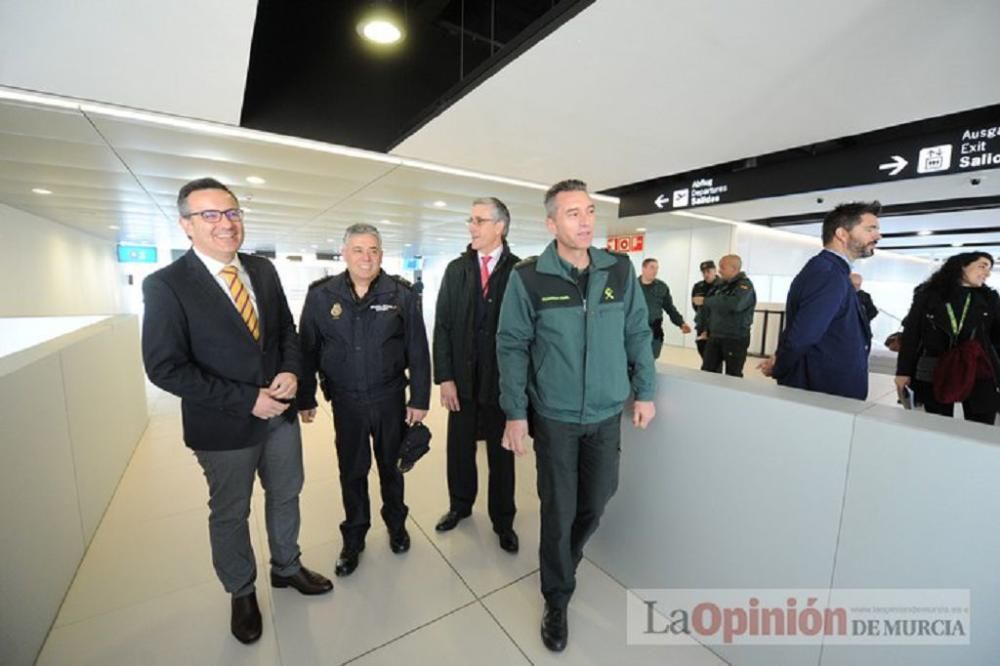 El delegado del Gobierno visita el aeropuerto de Corvera