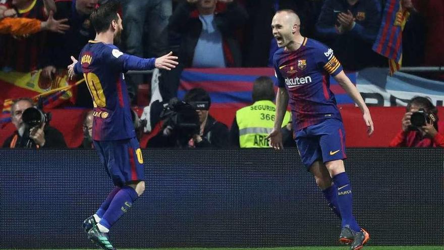 Iniesta y Messi celebran el gol del manchego en la final de ayer.