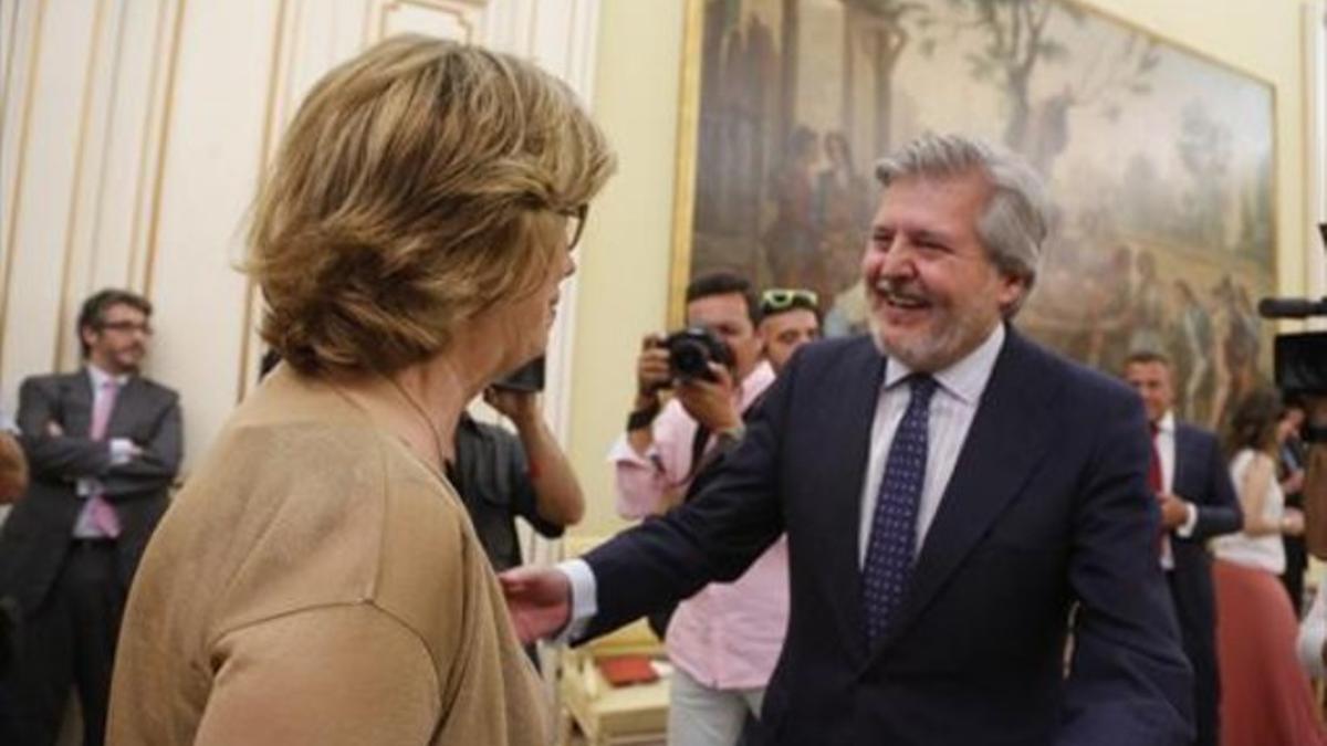 El ministro Méndez de Vigo saluda a la 'consellera' Irene Rigau, ayer en Madrid