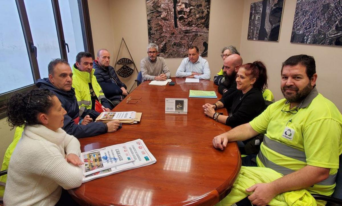 Reunión del concejal Pelayo García, de Servicios Urbanos, con el comité de empresa de Urbaser, ayer. | Ayuntamiento de Avilés
