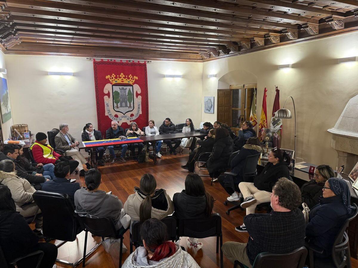El alcalde de Plasencia se reúne con la comunidad de venezolanos en la ciudad.
