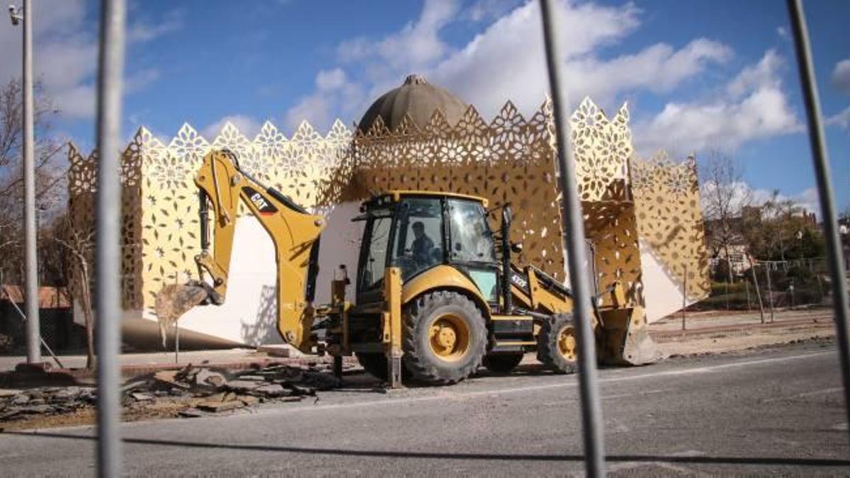 Una máquina excavadora en los exteriores de la Casa de los Reyes Magos, en 2018.