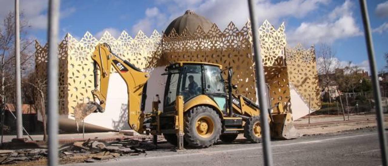 Una máquina excavadora trabajando ayer en los exteriores de la Casa de los Reyes Magos.