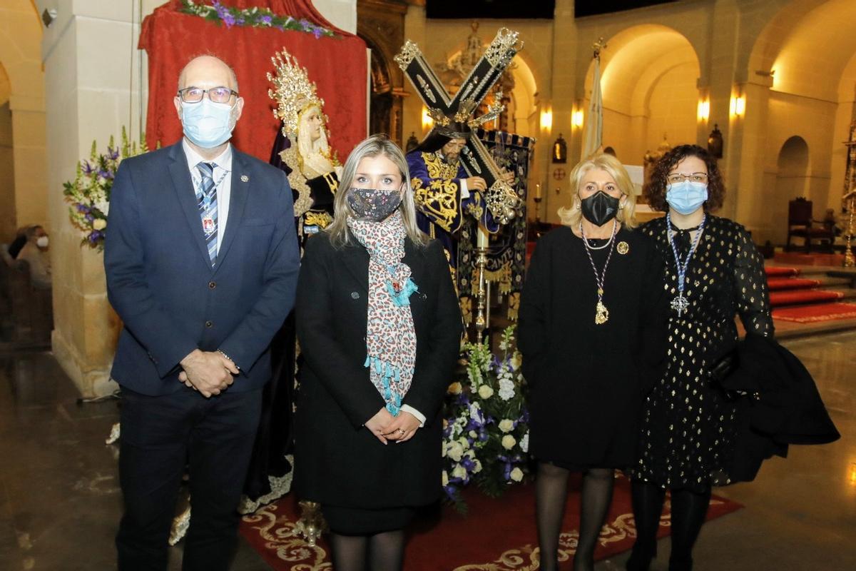 Los representantes del Ayuntamiento y de la hermandad con las imágenes