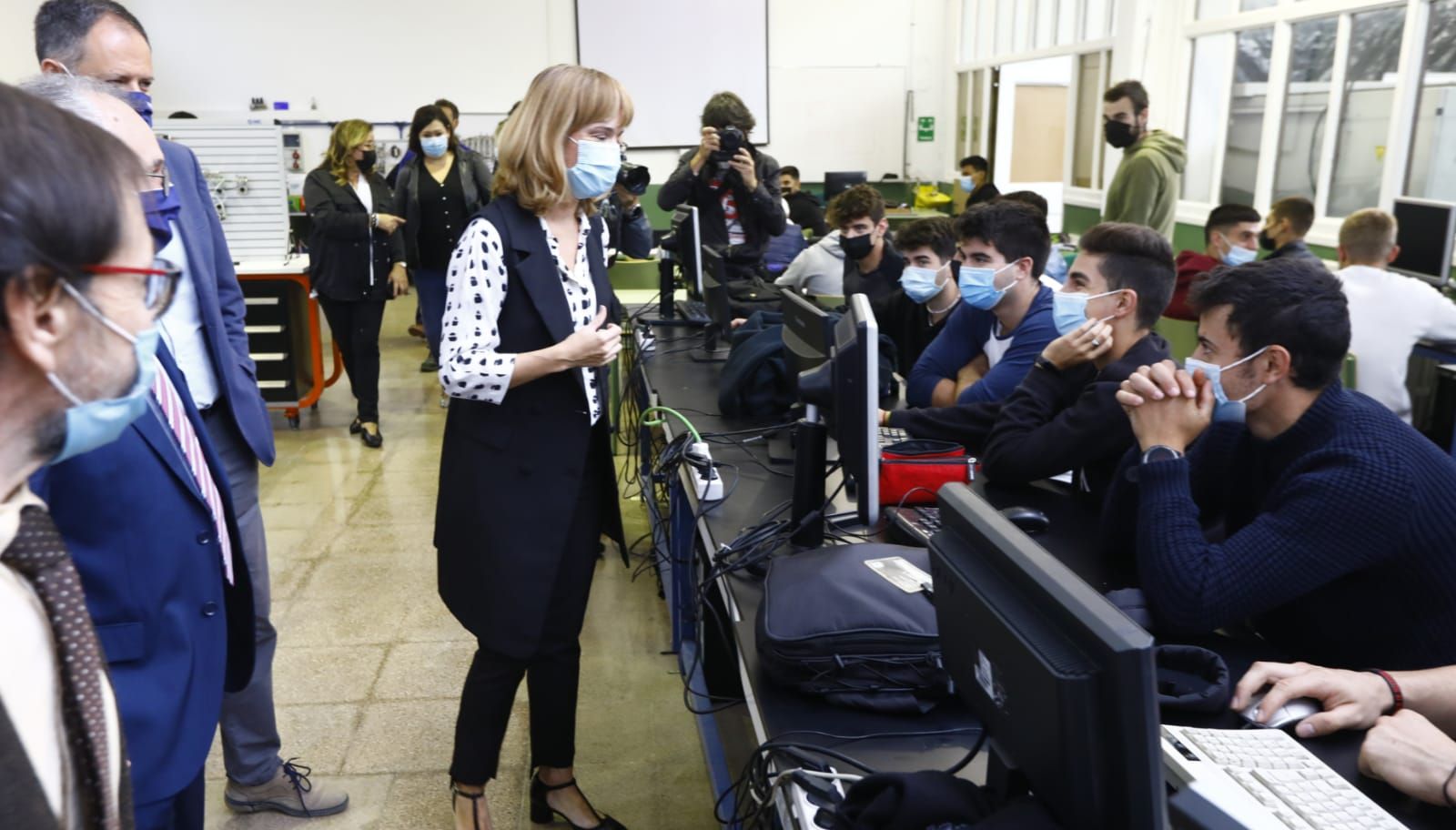 FOTOGALERÍA | La ministra de educación, Pilar Alegría, visita el CPIFP Corona de Aragón