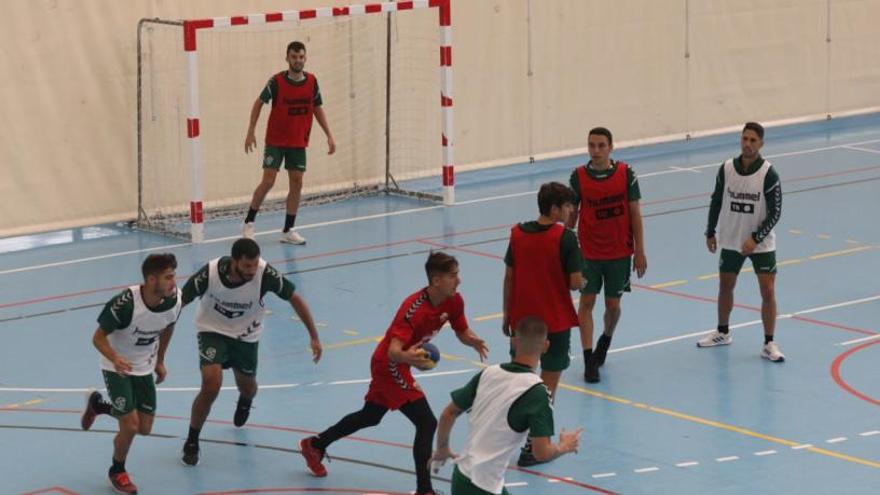 Los futbolistas del Elche jugando al balonmano, durante el entrenamiento de este jueves