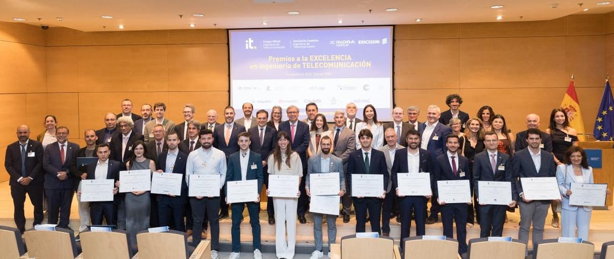 Foto de familia de los premiados con las autoridades participantes en el acto