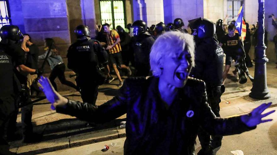 La calle desborda a Torra. Tensión tras la actuación de los Mossos frente al Parlament