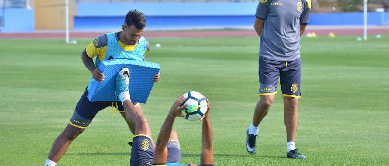 Juan Carlos Valerón observa en el Estadio de Maspalomas un ejercicio de Jonathan Viera y Erik Expósito.