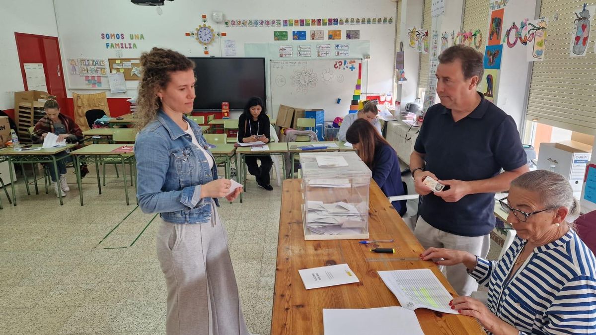 Una joven votando en O Grove.