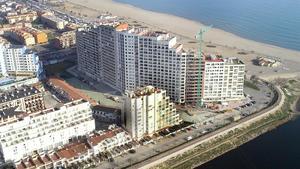 zentauroepp2658487 ampuriabrava   rascacielos costa brava   en primer termino s190116152520