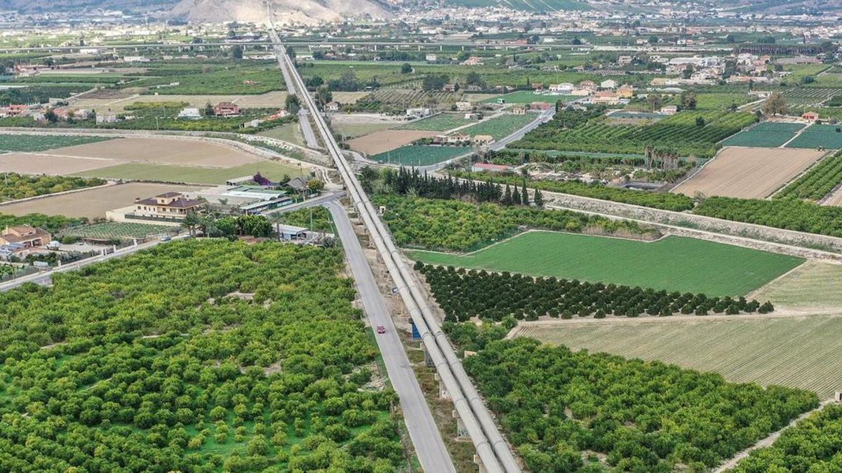 Imagen aérea de la tubería que lleva el agua del trasvase Tajo-Segura en la Vega Baja.