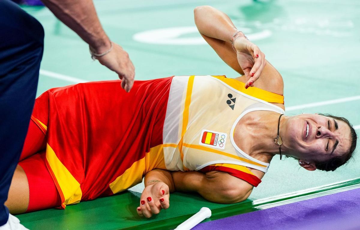 Carolina Marín
llora tras
lesionarse. | // EFE
