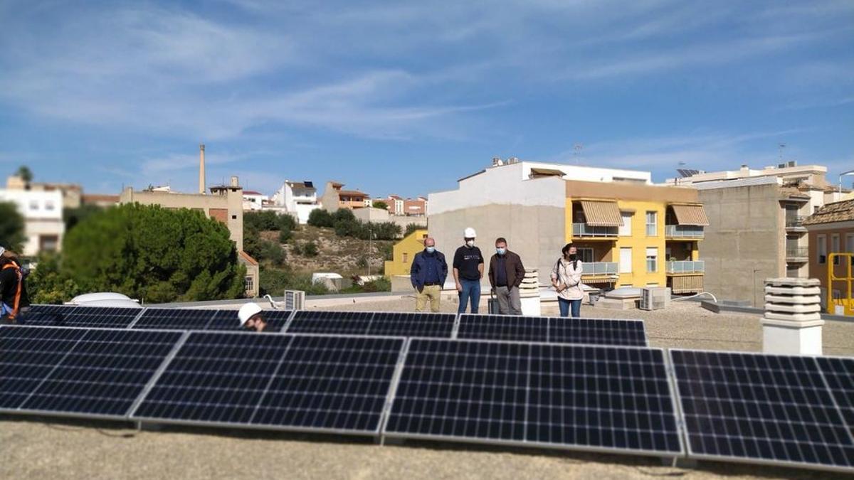 El alcalde y técnicos municipales visitan las placas solares instaladas en l’Alcúdia de Crespins.