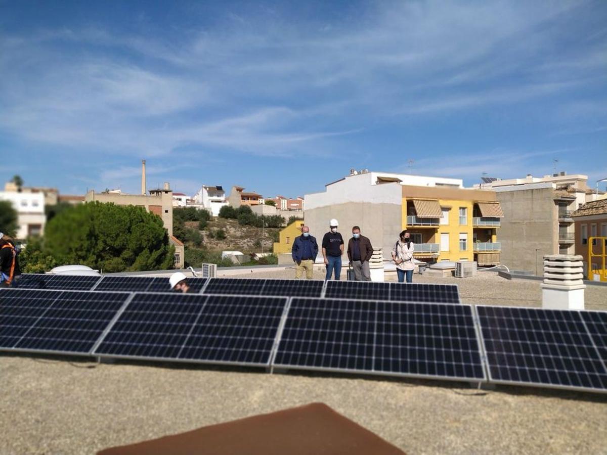 El alcalde y técnicos municipales visitan las placas solares instaladas en l’Alcúdia de Crespins.