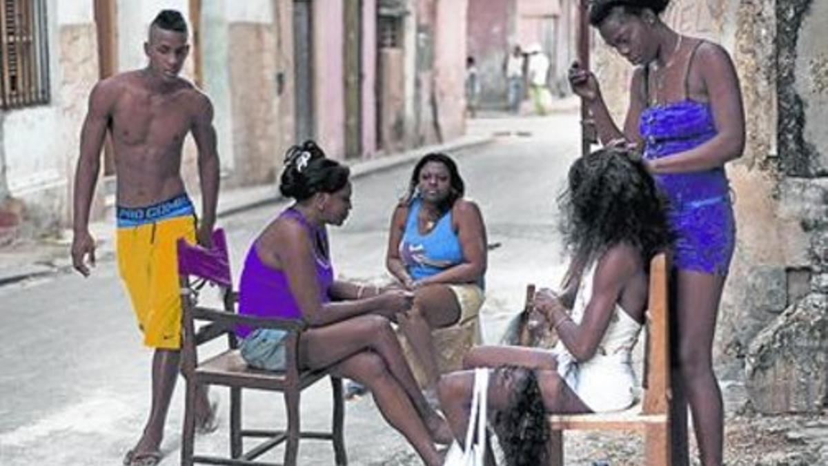 Gente en una calle de La Habana.