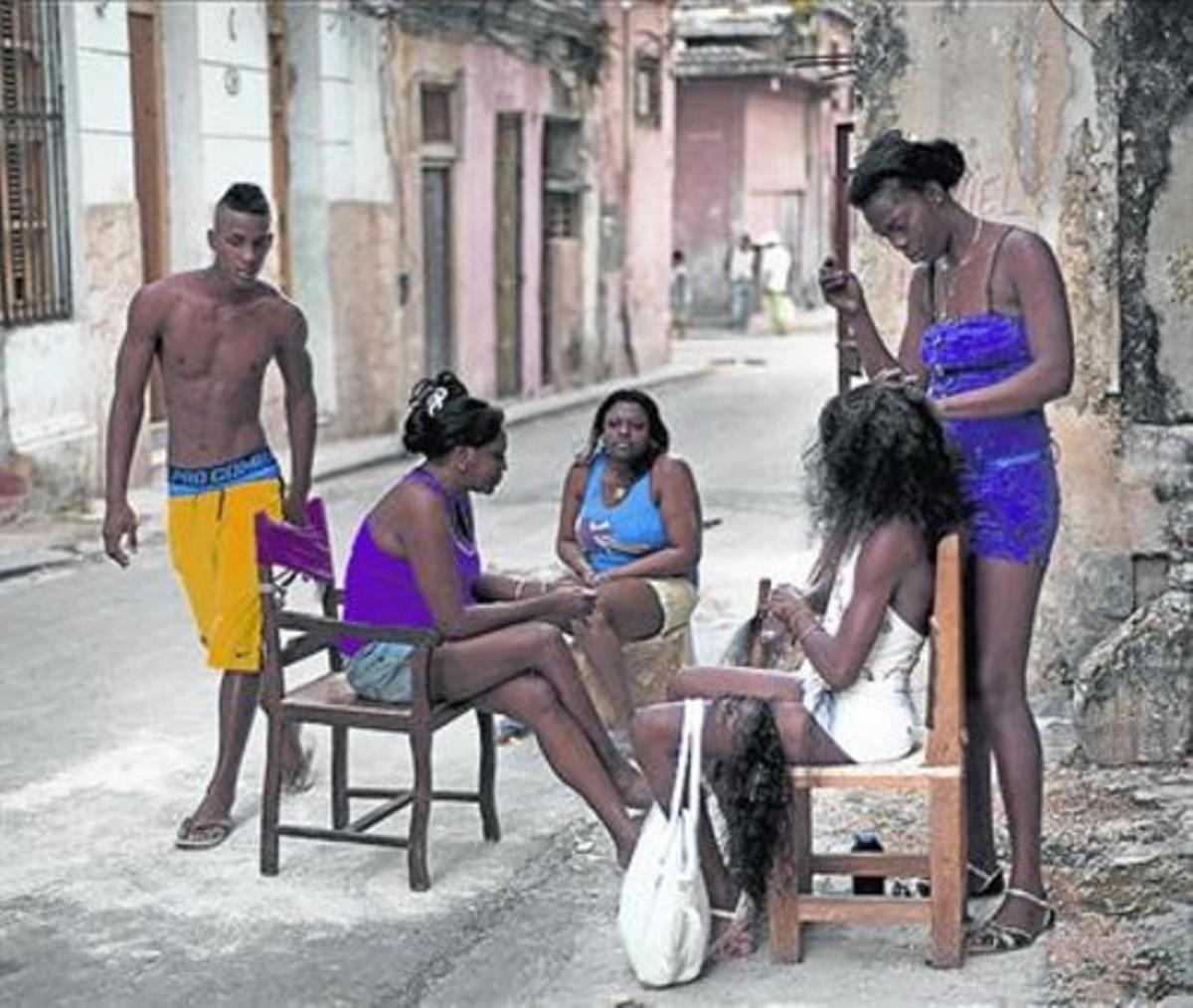 Gent en un carrer de l’Havana.