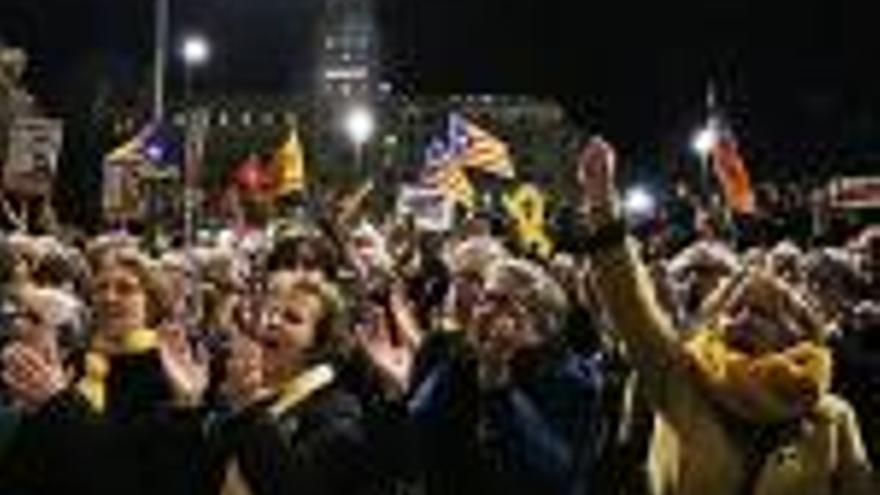 Primera fila de manifestants a la concentració d&#039;ahir al vespre a Barcelona.