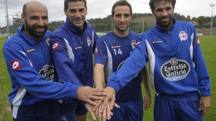 Manuel Pablo, Riki, Pablo Álvarez y Valerón posan juntos tras el entrenamiento de ayer en Abegondo. / carlos pardellas