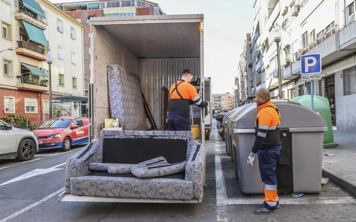 Operarios recogen enseres de las calles de Alicante