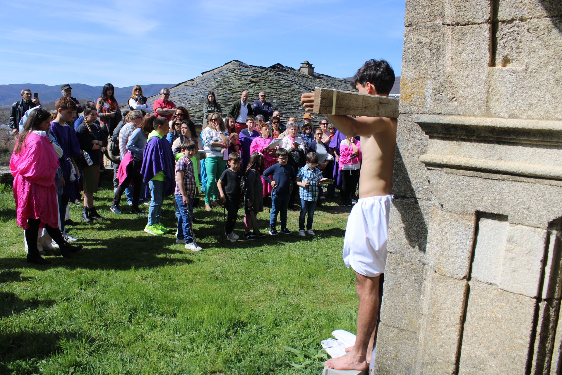 GALERÍA | La sorprendente procesión de Santa Colomba con un Cristo en carne y hueso