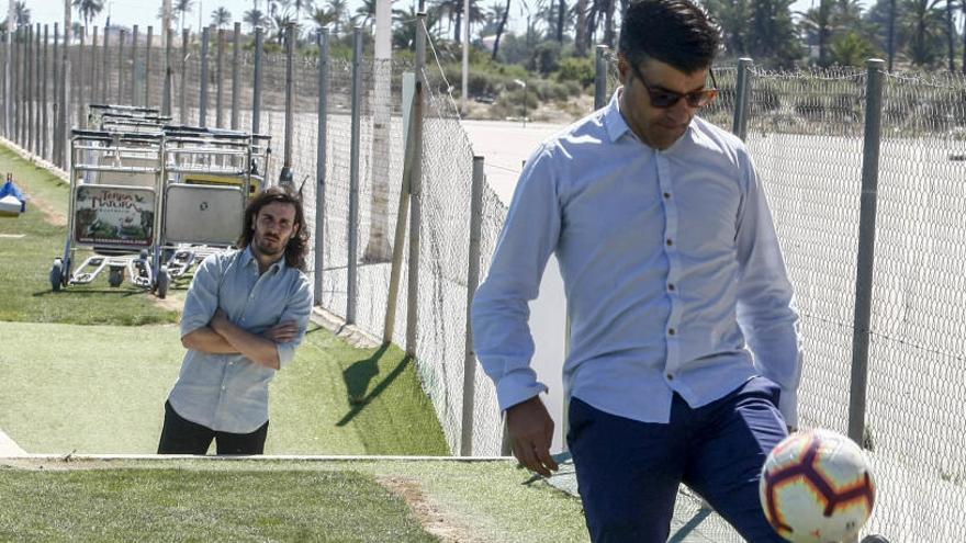 Nico Rodríguez da toques a un balón durante un entreno.