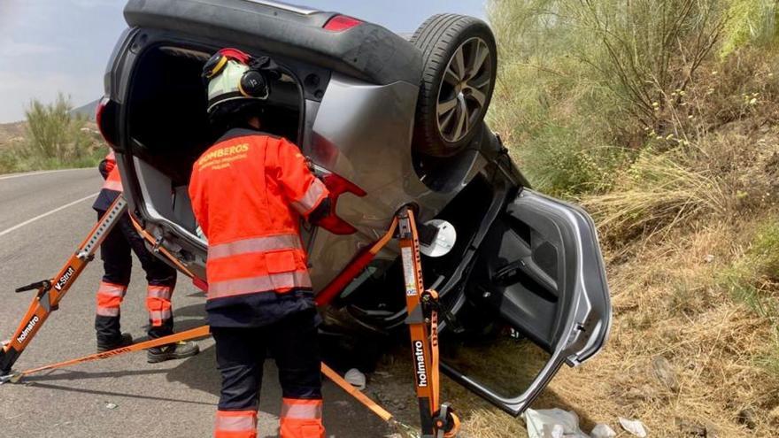 Herida una persona que quedó atrapada tras volcar su vehículo en La Viñuela