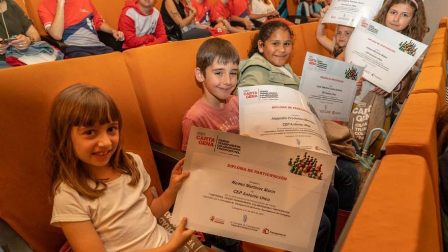 Algunos alumnos, sonrientes con sus diplomas de participación. F.G.PAGÁN/AYTO.Cartagena