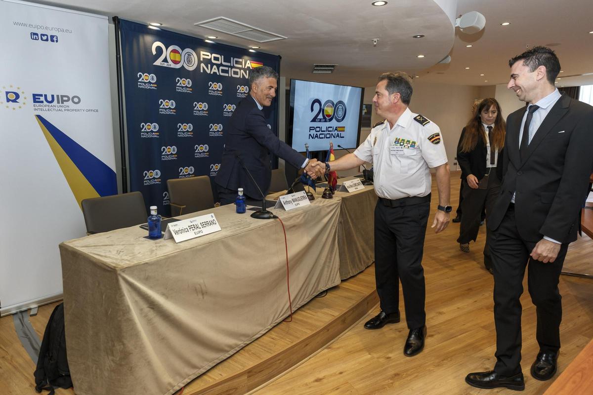 Anthony Manuguerra estrecha la mano a Jesús María Gómez. A su lado José Luis Gómez.