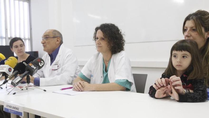 D&#039;esquerra a dreta, Mar Agustí, donant; el director del Banc de Sang, Joan Profitós; la pediatra de la Unitat de Neonatologia de l&#039;hospital Trueta, Esther Jiménez; i Lourdes Gordon, amb la seva filla Ivet, receptora.