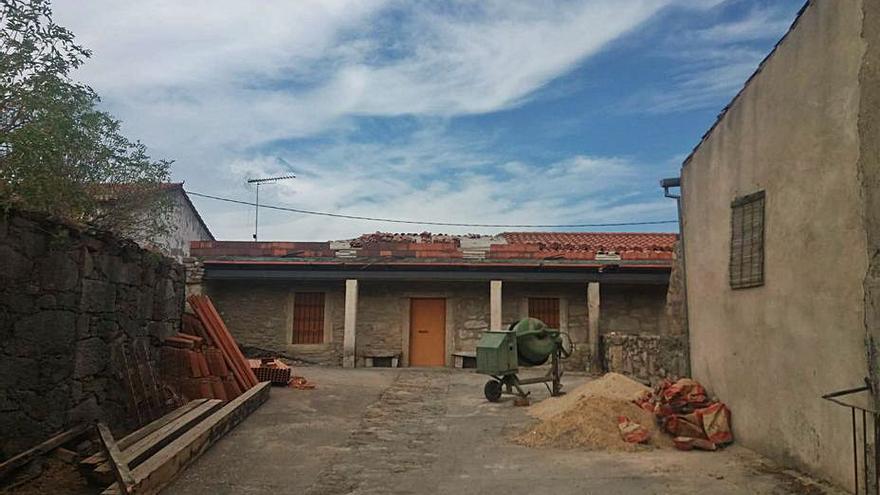 Una actuación de bailes tradicionales en la plaza. | J. B.