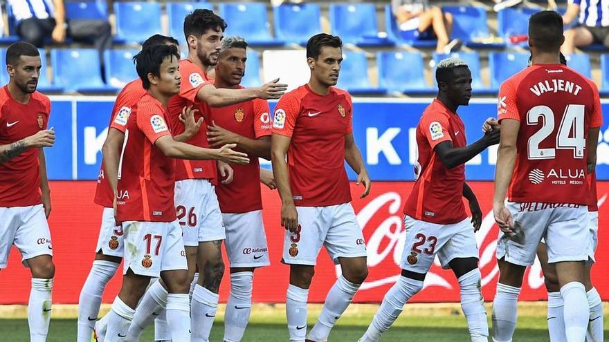 Los jugadores del Mallorca celebran el gol de Fer Niño ante el Alavés