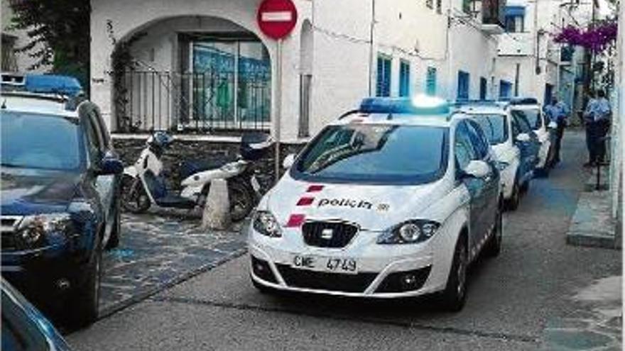Detenen tres turistes francesos per agredir quatre agents de Cadaqués