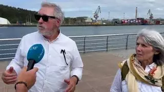 El paseo de la ría de Avilés gana verde con la plantación de 56 árboles: "Ahora queda mucho más guapo, hacía falta tener zonas con sombra"