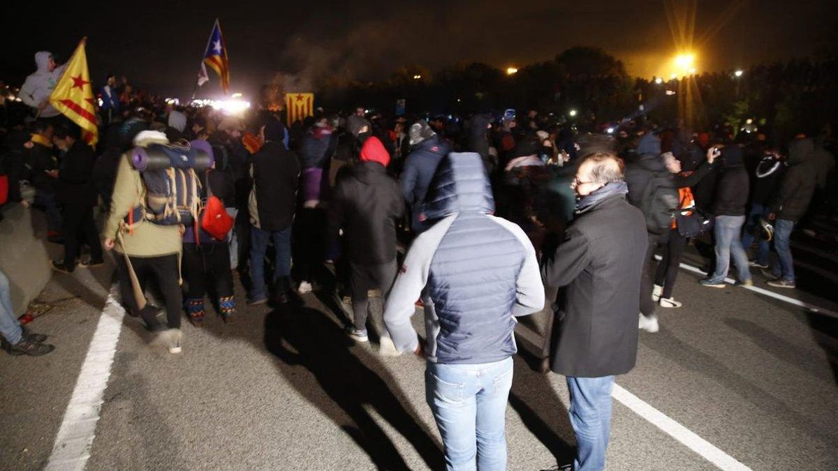 Manifestantes de Tsunami Democràtic cortan la AP-7 en Salt.