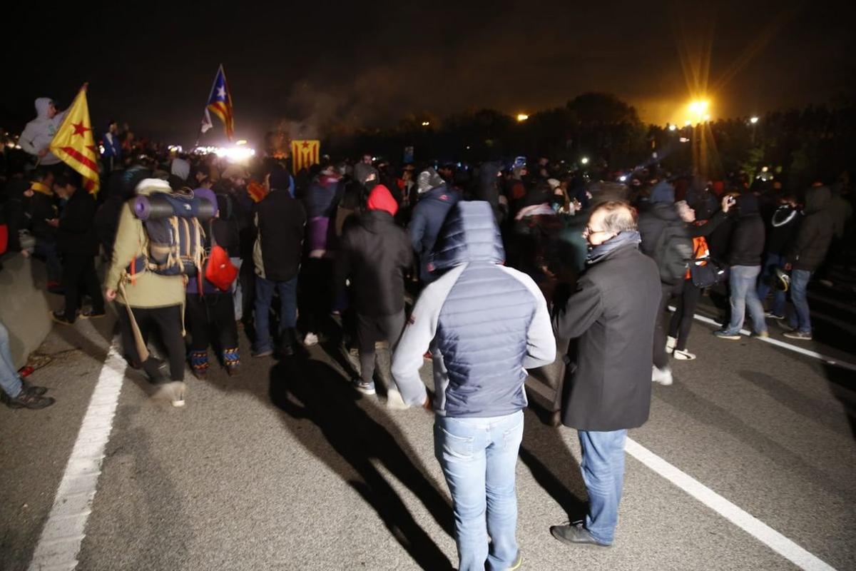 Manifestantes de Tsunami Democràtic cortan la AP-7 en Salt. 