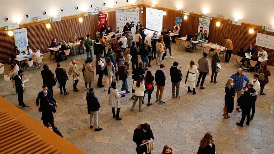 Colas de aspirantes en la feria del año pasado en el Palacio de Congresos. | TONI ESCOBAR