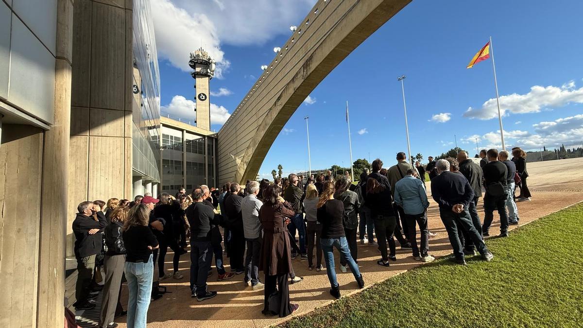 Protesta de los trabajadores de À Punt a las puertas de la sede en Burjassot.