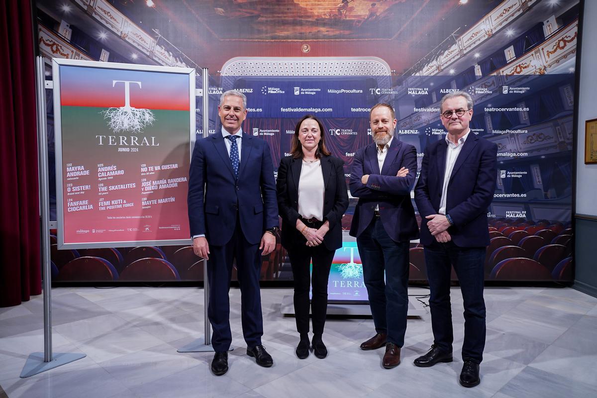 Presentación de Terral 2024. De izda. a dcha., Antonio Caballero (CaixaBank), Mariana Pineda (concejala de Cultura de Málaga), Juan Carlos Barroso (Fundación ”la Caixa”) y Juan Antonio Vigar (director del Teatro Cervantes).