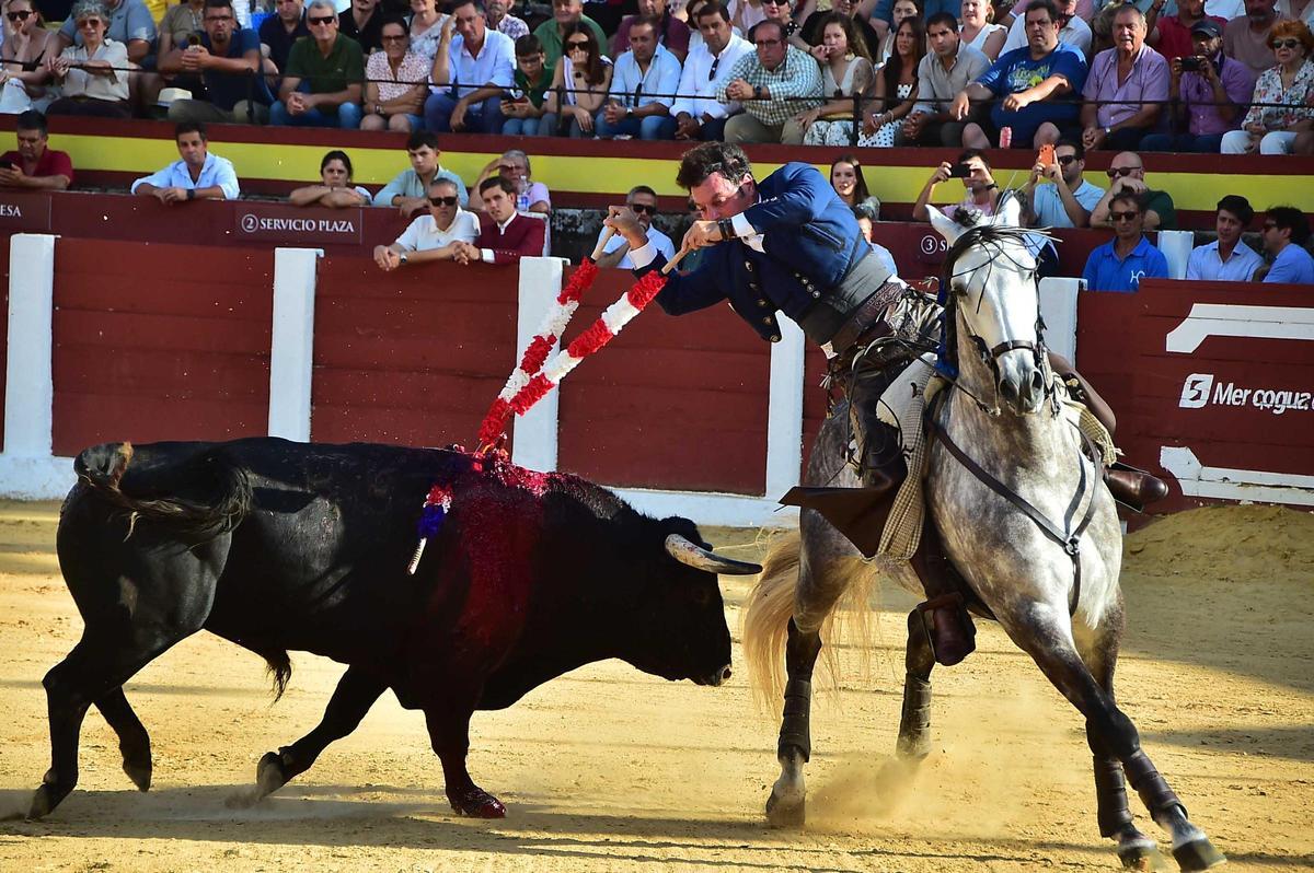 Fotogalería | Las imágenes de la corrida de rejones de la feria de Plasencia Fotogalería | Las imágenes de la corrida de rejones de la feria de Plasencia