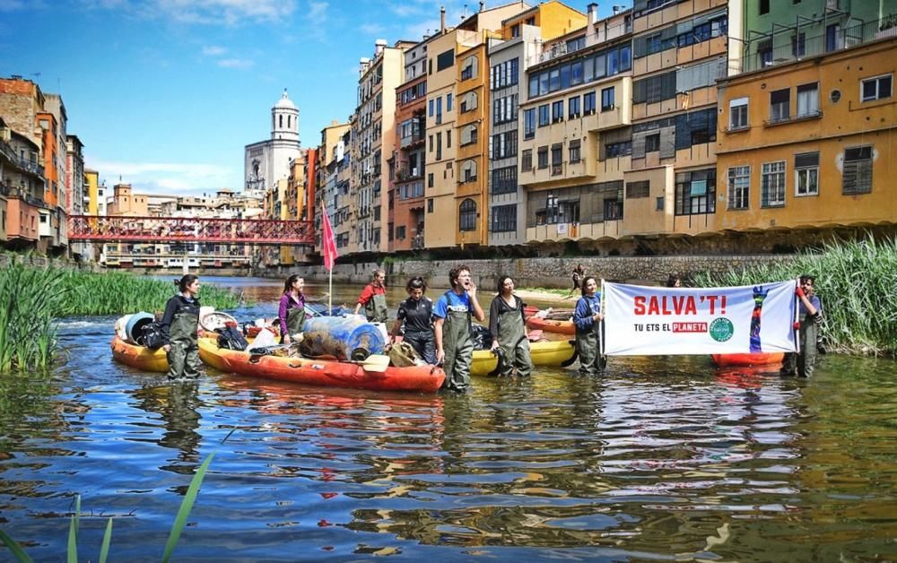 Fridays For Future Girona neteja el Ter i l'Onyar a tres dies de les eleccions