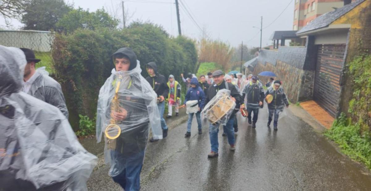 Músicos de Vilaboa tocando bajo chubasqueros. | FDV