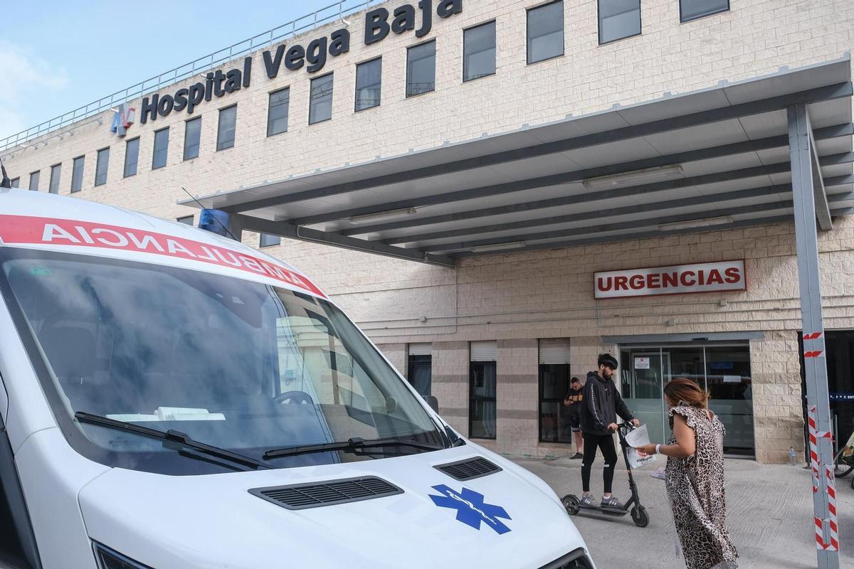 Una ambulancia en el acceso a Urgencias del Hospital Universitario de la Vega Baja, en una imagen de archivo