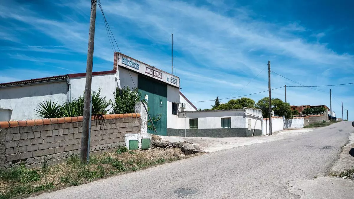 El Polígono Ganadero de Cáceres gana tiempo para analizar el plan que ordenará sus viviendas y negocios