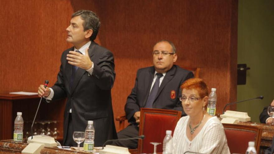 Pedro Saura, a la izquierda, ayer en la Asamblea junto a Begoña García Retegui, a la derecha