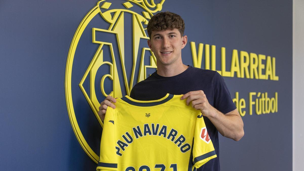 Pau Navarro con la camiseta de la renovación hasta 2031.