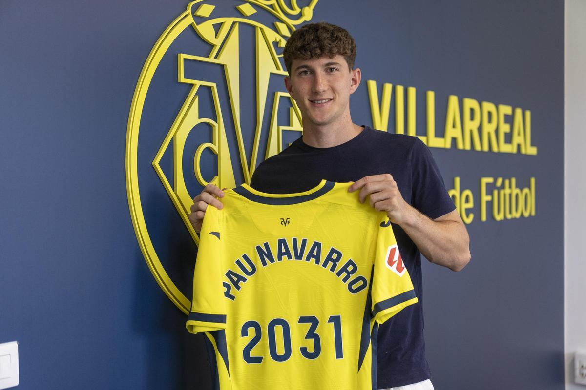 Pau Navarro con la camiseta de la renovación hasta 2031.